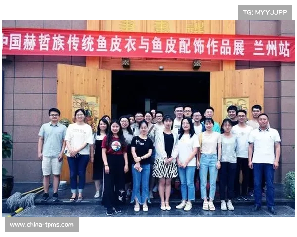 五国球员颁奖礼上以球会友 交换传统民族配饰展现文化融合与友谊